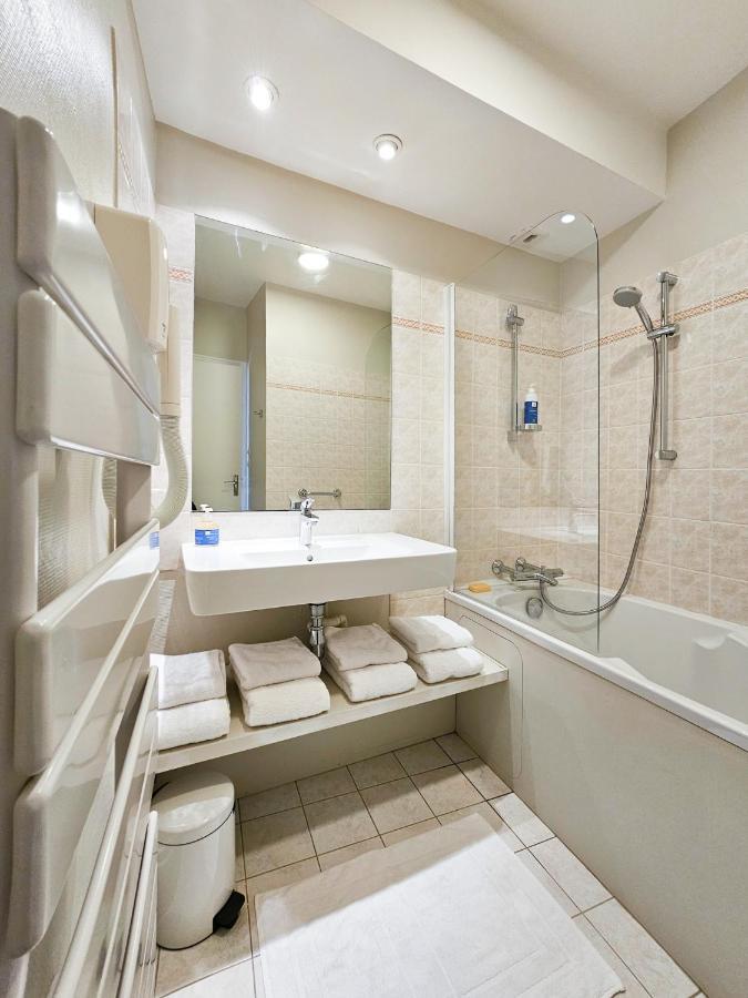 Bel Appartement, Bien Equipe Et Confortable Dans Le Centre Historique Fougeres Bagian luar foto